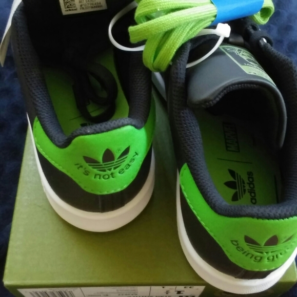 Disney Marvel Stan Smith Adidas Nwt youth - Picture 3 of 6
